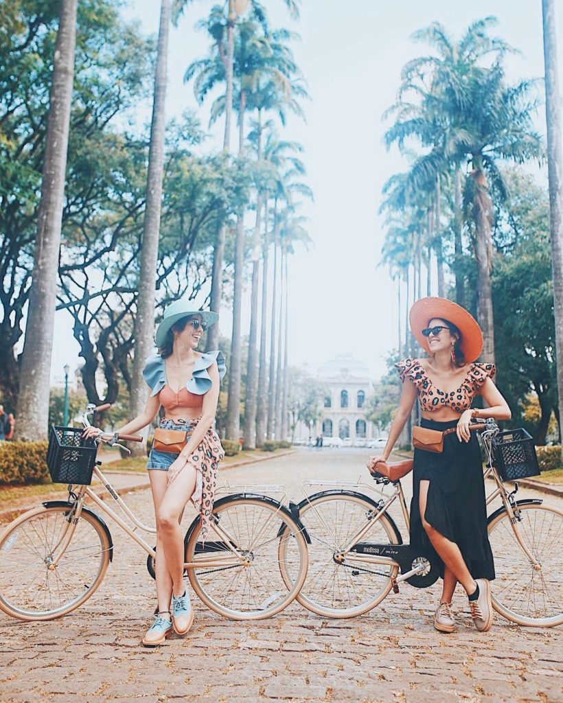 De bike no Carnaval: foto de post no Instagram de @bicicletasblitz, com @asagadabota, @magemonteiro e @estudiobingo
